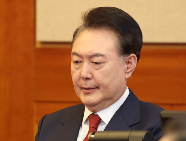 헌법재판소가 18일 윤석열 대통령 탄핵 심판의 9차 변론기일을 진행한다. 사진은 지난 13일 서울 종로구 헌법재판소에서 열리는 탄핵심판 8차 변론에 출석한 윤석열 대통령. /사진=뉴스1(사진공동취재단)