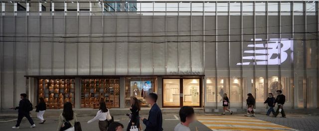 뉴발란스가 이랜드월드와의 라이선스 계약을 연장했다. 사진은 뉴발란스 성수 플래그십 스토어. /사진=이랜드월드