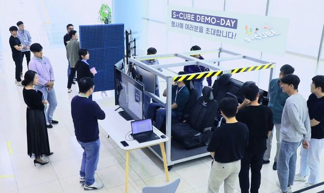 삼성전기 직원들이 스타트업 데모데이 행사를 관람하고 있다. / 사진=삼성전기