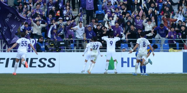 K리그1 스플릿A 출신 팀들이 2025시즌 개막전에서 모두 승리를 챙기지 못하는 이변이 발생했다. 사진은 지난6일 울산 문수월드컵경기장에서 열린 '하나은행 K리그1 2025' 1라운드 개막전 울산HD와 FC안양의 경기에서 극장골을 터트린 안양 선수들이 기뻐하는 모습. /사진=뉴시스 /사진=배병수