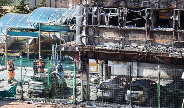 17일 서울 성동구 무학여자고등학교 화재현장에서 경찰과 소방 등 관계자들이 합동 감식을 하고 있다. /사진= 뉴스1