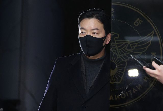 고위공직자범죄수사처(공수처)가 윤석열 대통령 체포 방해 혐의를 받는 김성훈 대통령경호처 차장과 이광우 경호본부장 사건이 경찰로부터 넘겨받는 것을 검토하고 있다. 사진은 김 차장이 지난달 24일 서울 서대문구 경찰청 국가수사본부 특별수사단에 출석하는 모습. /사진=뉴스1