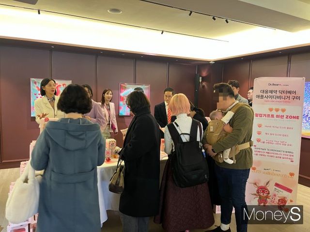 대웅제약이 지난 15일 서울 강남구 아트큐브2R2에서 닥터베어 애사비 구미 ZERO와 미미 작가 컬래버레이션 행사를 진행했다. 사진은 닥터베어 애사비에 관심을 보이는 인플루언서. /사진=김동욱 기자