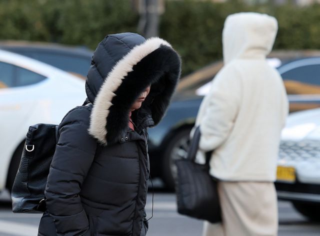  비가 내리고 싹이 튼다는 절기상 우수인 18일 내륙 대부분의 아침기온이 영하권의 강추위를 보이고 있다. 전국 아침 기온이 다시 영하권으로 떨어진 17일 오전 서울 광화문네거리에서 두꺼운 옷을 입은 시민들이 이동하는 모습. /사진=뉴시스