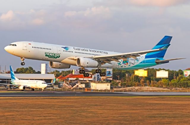 하나카드가 인도네시아 국영 항공사와의 전략적 마케팅 파트너십을 통해 인천-발리 항공권을 보다 저렴한 가격에 제공할 것으로 보인다. 사진은 가루다인도네시아 항공기 기체 외부에 있는 하나카드 래핑광고. /사진=하나카드