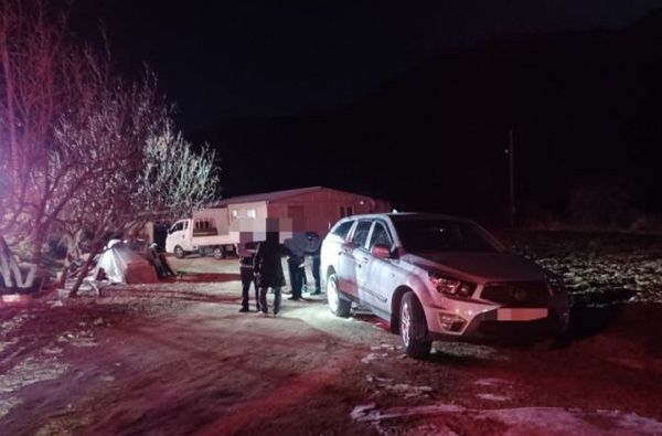 자택 마당에서 후진 주차를 하던 70대 남편 차량에 아내가 치여 숨지는 사고가 발생했다. 사진은 지난달 13일 경북 봉화 한 단독주택에서 발생한 교통사고와 관련해 현장 조사를 벌이는 모습. /사진=뉴시스(경북소방본부 제공)
