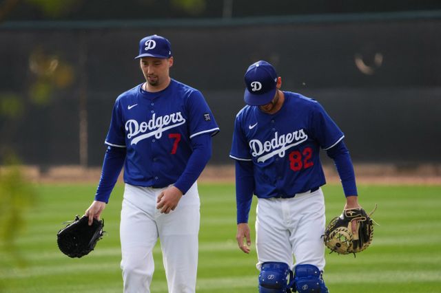 LA다저스로 이적한 블레이크 스넬이 유망주 멘토링에 나서는 등 새 팀에 완벽히 적응했다. 사진은 LA다저스 스프링캠프에 합류한 블레이크 스넬(왼쪽)의 모습. /사진=로이터