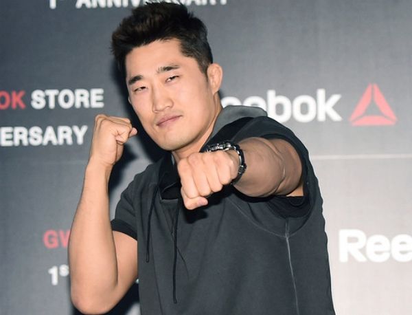 방송인 김동현이 충격적인 과거를 공개했다. 사진은 김동현이 2016년 8월27일 부산 광복동 리복 광복스토어에서 열린 1주년 기념 팬이벤트에 참석해 포즈를 취하는 모습. /사진=뉴스1