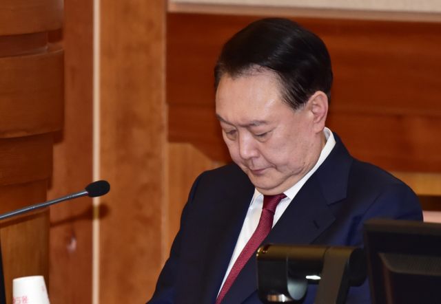 윤석열 대통령이 직접 내란 우두머리 혐의 행사재판에 출석하겠다는 의사를 보인것으로 전해졌다. 사진은 23일 서울 종로구 재동 헌법재판소 심판정에서 진행된 탄핵 심판 4차 변론에 출석한 윤석열 대통령. /사진= 임한별 기자