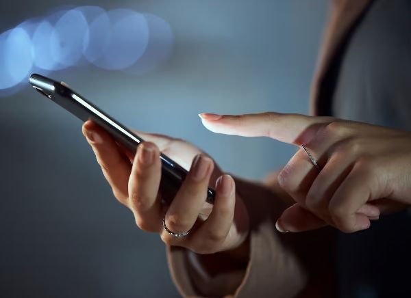 테니스동호회 지인과 자기 남자친구가 바람을 피운다고 의심한 여성이 스토킹 범행으로 벌금형을 선고받았다. 사진은 기사와 관련 없음. /사진=이미지투데이