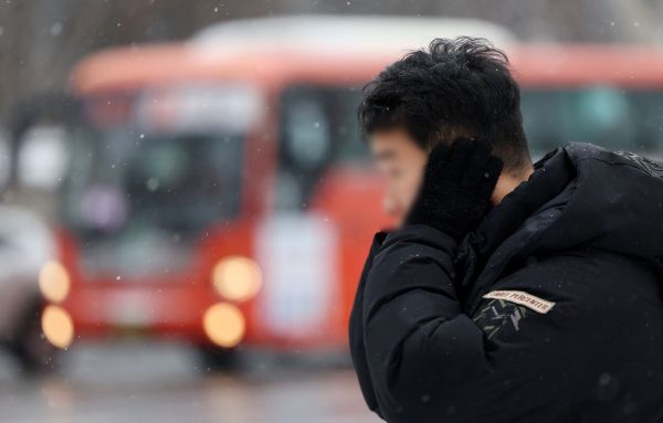 18일은 눈이 녹아 비가 된다는 절기상 '우수'이지만 전국적으로 강추위가 이어지겠다. 사진은 한 시민이 추위에 귀를 감싸는 모습. /사진=뉴시스