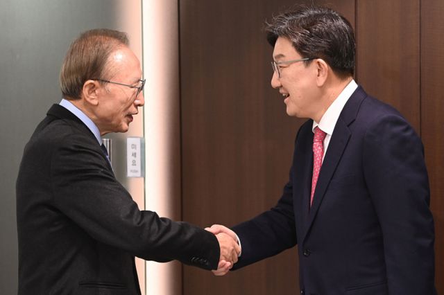 이명박 전 대통령이 17일 서울 서초구 이명박재단사무실에서 권성동 국민의힘 원내대표를 만나 인사를 나눴다. /사진=뉴스1(공동취재)