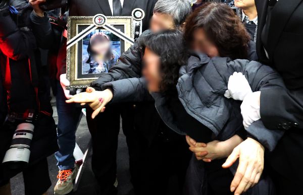 김하늘양을 살해한 여교사가 범행 전에도 여러 차레 이상행동을 보인 것으로 알려졌다. 사진은 건양대병원 장례식장에서 열린 김하늘양의 발인식 모습. /사진=뉴시스