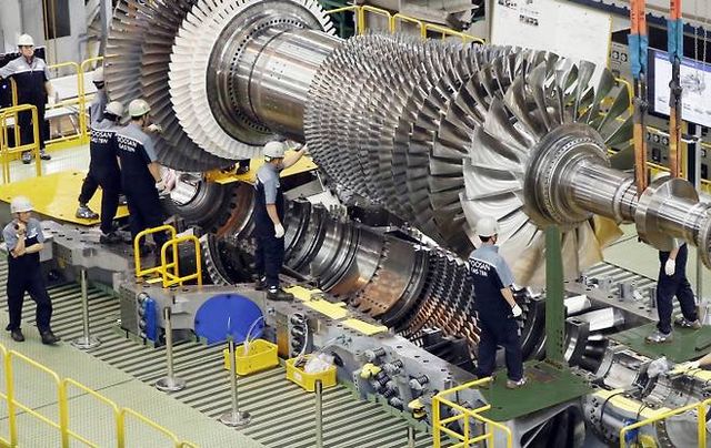 두산에너빌리티 직원들이 가스터빈 초도호기 최종조립을 위해 로터 블레이드를 케이싱에 설치하고 있다. /사진=두산에너빌리티 