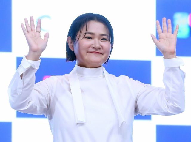 버추얼 아이돌 그룹 '플레이브'에 대한 발언으로 하차 요구를 받은 김신영이 사과했다. 사진은 지난 2023년 6월27일 인천 연수구 인천글로벌캠퍼스에서 열린 제2회 청룡시리즈어워즈 핸드프린팅 행사에 참석해 포즈를 취하고 있는 코미디언 김신영. /사진=머니투데이