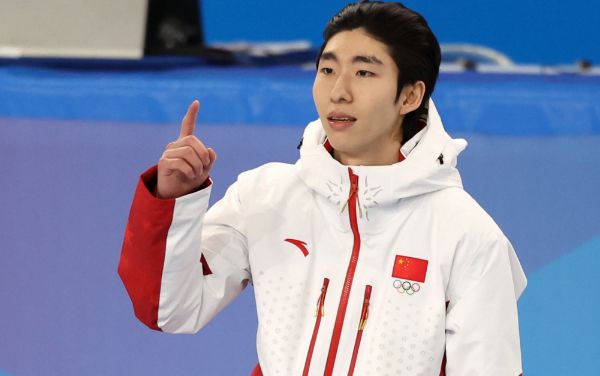 중국으로 귀화한 린샤오쥔이 자신을 "중국인"이라고 밝히며 오성홍기에 대한 자부심을 드러냈다. 사진은 2025 하얼빈 동계 아시안게임 쇼트트랙 남자 500m 시상식에서 중국 린샤오쥔이 금메달을 수상하기 위해 시상대에 오르며 세레머니 하는 모습. /사진=뉴시스