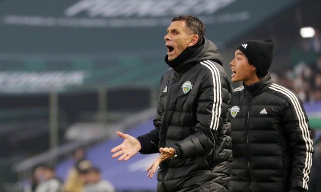 전북 현대모터스가 김천 상무를 2-1로 제압하고 개막전 첫승을 가져갔다. 사진은 지난 16일 전북 전주월드컵경기장에서 열린 '하나은행 K리그1 2025' 전북현대와 김천상무의 경기에서 선수단을 지휘 중인 거스 포옛 감독의 모습. /사진=뉴스1 