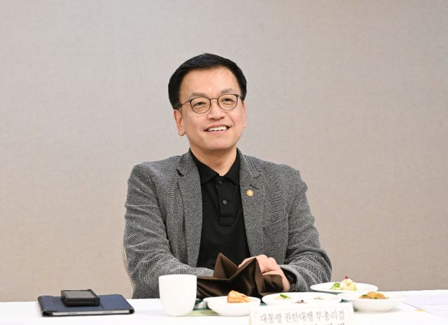 최상목 대통령 권한대행 부총리 겸 기획재정부 장관 일과 가정이 양립 환경 조성을 위해 정책 지원을 대폭 늘리겠다고 말했다. 사진은 최 권한대행이 지난 16일 서울 종로구 정부서울청사에서 관계부처 장.차관, 기업대표 등 22명이 참석한 '대미 민간 경제사절단 만찬간담회'에서 모두발언을 하는 모습. /사진=뉴스1(기획재정부 제공)