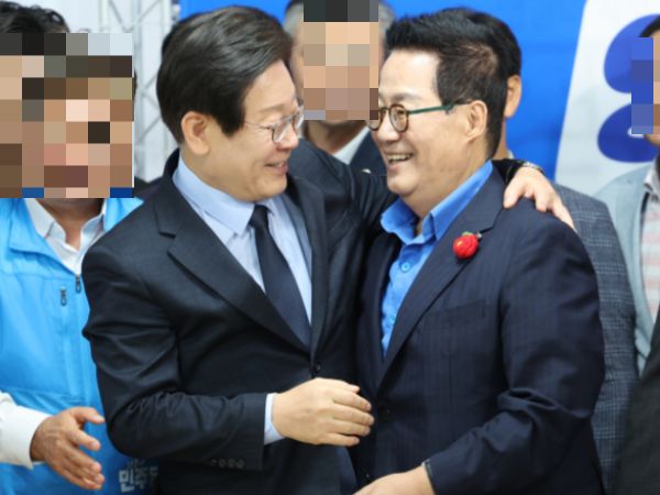 박지원 더불어민주당 의원이 광주에서 "이재명 민주당 대표가 안 되면 나도 출마한다"고 말했다. 사진은 이 대표가 지난해 9월23일 민주당 장세일 전남 영광군수 재선거 후보 선거사무소에서 열린 '전남 영광 현장 최고위원회의 및 영광·곡성 정책 협약식'에서 선대위원장을 맡고 있는 박 의원과 반갑게 인사하는 모습. /사진=뉴스1