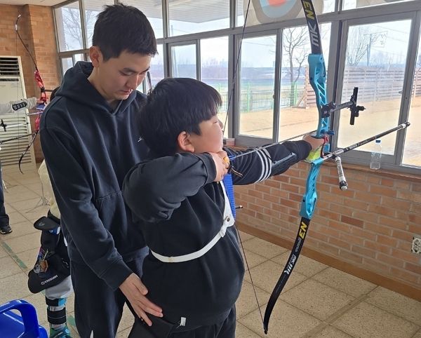 양궁 금메달리스트 김제덕 선수가 청주 오창초등학교를 찾아 초등학생 꿈나무들에게 노하우를 전수했다. 사진은 청주 오창초 양궁부 학생에게 자세 교정법을 지도하는 김제덕의 모습. /사진=뉴스1(충북교육청)