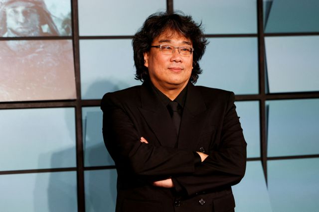 봉준호 영화감독이 손석희 전 JTBC 사장과 6년 만에 재회했다. 사진은 봉준호 감독이 지난 13일(현지시각) 영국 런던에서 열린 영화 '미키17' 프리미어 시사회에 참석한 모습. /사진=로이터 