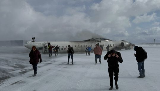 캐나다 토론토 피어슨 국제공항에서 항공기가 착륙 중 사고가 발생해 15명이 부상당했다. 사진은 캐나다 공영방송 CBC 뉴스에 지난 17일(현지시각) 비행기 사고가 보도된 모습. /사진=CBC 뉴스 방송화면 캡처