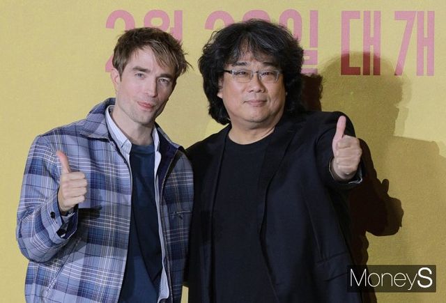 새영화 '미키17'이 개봉 열흘 앞으로 다가온가운데 예매순위1위에 올랐다. 지난 20일 영화 '미키 17' 기자간담회에 참석한 봉준호 감독(오른쪽), 배우 로버트 패틴슨. /사진=임한별