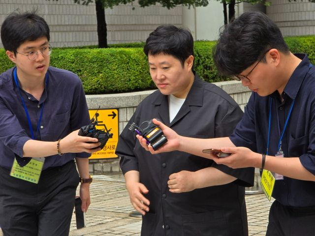 후크엔터테인먼트가 모회사 초록뱀엔터테인먼트로 재편성됐다. 사진은 권진영 전 후크엔터테인먼트 대표(가운데)가 지난해 8월8일 서울중앙지법에서 마약류 관리에 관한 법률 위반(향정) 사건의 1심 선고를 마친 뒤 법정을 나서는 모습. /사진=뉴시스