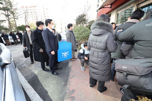 이상민 전 행정안전부 장관의 자택 등에 대한 경찰의 압수수색이 실시됐다. 사진은 18일 서울 강남구의 이 전 장관 자택으로 박스를 든 경찰 수사관들이 들어서고 있는 모습. /사진=뉴스1