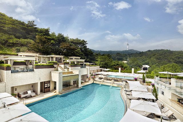 서울신라호텔이 야외수영장 '어번 아일랜드'를 지난해보다 열흘가량 앞당겨 개장한다. /사진=호텔신라