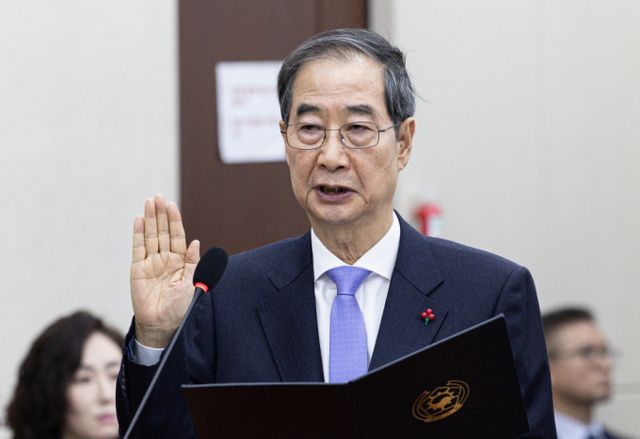 헌법재판소가 한덕수 국무총리에 대한 탄핵소추 첫 변론기일을 오는 19일 서울 종로구 재동 헌법재판소 대심판정에서 연다. 사진은 지난달 22일 서울 여의도 국회에서 열린 윤석열 정부의 비상계엄 선포를 통한 내란 혐의 진상규명 국정조사 1차 청문회에 출석한 한덕수 국무총리. /사진=뉴스1