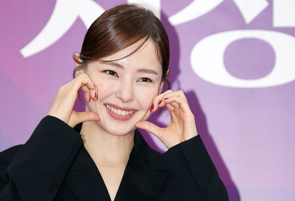 배우 이하늬가 개인 기획사로 65억원 상당의 부동산을 매입해 거래 대금 출처 의혹에 휩싸였다. 사진은 배우 이하늬가 행사에 참석해 포즈를 취하는 모습. /사진=뉴스1