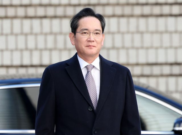 제일모직과 삼성물산의 부당합병 의혹으로 재판을 받고 있는 이재용 삼성전자 회장이 3일 오후 서울 서초구 서울고등법원에서 열린 항소심 선고기일에 출석하고 있다. /사진=뉴시스