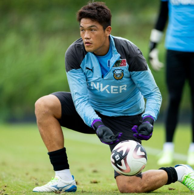 가와사키 프론탈레의 장수 외국인 선수 정성룡이 도로교통법 위반 혐의로 1경기 출전정지 처분을 받았다. 사진은 J리그1 가와사키 프론탈레에서 활약 중인 골키퍼 정성룡의 모습. /사진=가와사키 프론탈레 인스타그램 캡처