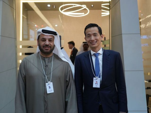 김동관 한화그룹 부회장(오른쪽)이 17일 아랍에미리트(UAE)에서 열린 방위산업 전시회 IDEX 2025에서 EDGE 그룹 CEO 파이살 알 반나이(왼쪽)와 업무 미팅을 진행했다. /사진=한화에어로스페이스