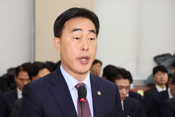 허석곤 소방청장이 이상민 전 행정안전부 장관으로부터 명확한 단전·단수 지시가 있었던 것은 아니라고 설명했다. 사진은 허석곤 소방청장이 제422회 국회(임시회) 행정안전위원회 제1차 전체회의에서 업무보고를 하는 모습. /사진=뉴시스