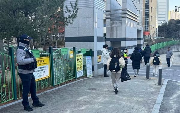 김하늘 양 피습 사건이 일어난 대전 서구의 한 초등학교가 4~6학년 등교를 재개했다. 사진은 등교하는 아이들을 지켜보는 경찰관의 모습. /사진=뉴스1