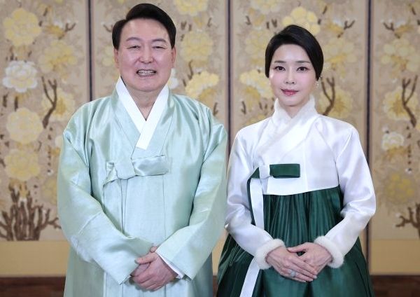 '명태균 사건'을 넘겨받은 서울중앙지검이 김건희 여사는 물론이고 윤석열 대통령까지 소환할 것이라는 예상이 나왔다. 사진은 기사의 이해를 돕기 위한 한복을 입은 윤석열 대통령과 부인 김건희 여사가 2023년 1월21일 설날 인사 영상메시지를 남기고 있는 모습. /사진=뉴스1(대통령실)