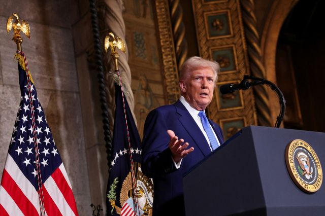 도널드 트럼프 미국 대통령이 블라디미르 푸틴 러시아 대통령과 이번달 내로 만남을 가지겠다고 말했다. 사진은 트럼프 대통령이 지난 18일(현지시각) 미국 플로리다주 마러라고 자택에서 연설 중인 모습. /사진=로이터 