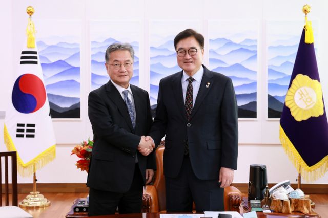 우원식(오른쪽) 국회의장이 18일 서울 여의도 국회에서 조셉 윤 주한미국대사대리를 접견하며 기념촬영고 있다. /사진=국회의장실 제공