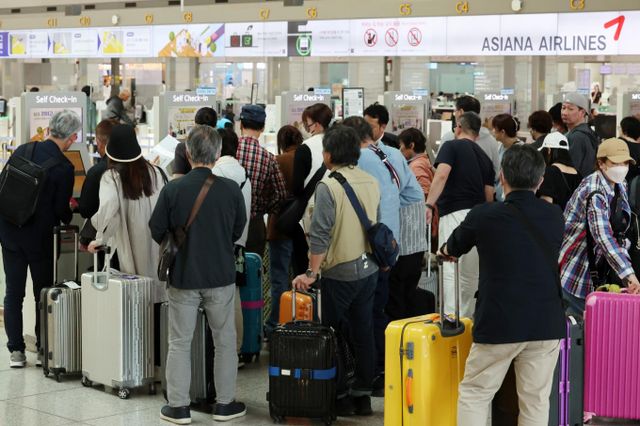 일본 공항 내 촬영금지구역에서 한국 아이돌 사진을 찍던 한국 여성이 자신을 제지한 공항 직원을 때려 현지 경찰에게 현행범으로 체포됐다. 사진은 지난해 4월18일 인천국제공항 제1여객터미널 출국장에서 일본 후쿠오카행 승객이 셀프체크인 하는 모습. 해당 기사와 상관없음. /사진=뉴시스