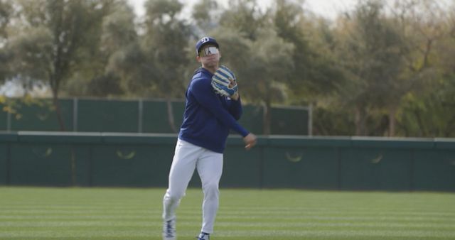 LA다저스에 합류한 김혜성이 데이브 로버츠 감독과 팀 동료들에게 좋은 평가를 받았다. 사진은 LA다저스 스프링캠프에서 수비 훈련을 진행 중인 김혜성의 모습. /사진=LA다저스 엑스 캡처