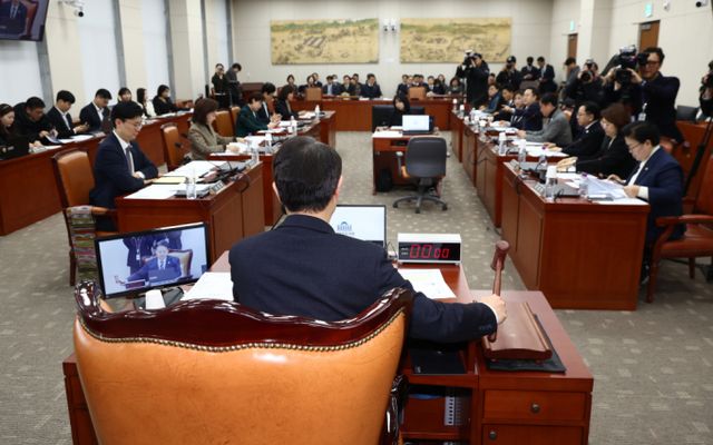 국회 교육위원회가 18일 김하늘양 피살 사건과 관련해 긴급현안질의를 개최한다. 사진은 지난 7일 오전 서울 여의도 국회에서 열린 교육위원회 전체회의에서 안건을 상정하는 김영호 국회 교육위원장(뒷모습). /사진=뉴스1