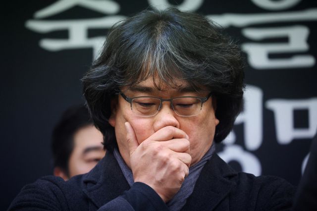 봉준호 감독이 배우 고(故) 이선균을 회사하며 눈물을 보였다. 사진은 지난해 1월12일 봉 감독과 문화예술인들이 고 이선균 사망에 대한 진상규명과 재발 방지 대책을 촉구하는 기자회견을 진행한 모습. /사진=로이터