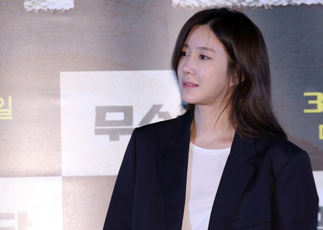 배우 이지아의 부친이 형제들과 땅 상속을 두고 법적 분쟁에 들어갔다. 사진은 이지아가 2016년 2월26일 서울 성동구 행당동 CGV왕십리에서 영화 '무수단'(감독 구모) 시사회 기자간담회에서 포토타임을 가진 모습. /사진=머니투데이