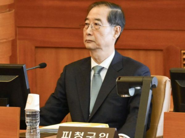 헌법재판소가 국회 측이 청구한 한동훈 전 국민의힘 대표에 대한 증인 신청을 기각했다. 사진은 한덕수 국무총리가 19일 서울 종로구 헌법재판소에서 열린 한덕수 국무총리 탄핵심판 1차 변론기일에 출석하고 있는 모습. /사진=뉴시스(공동취재단)