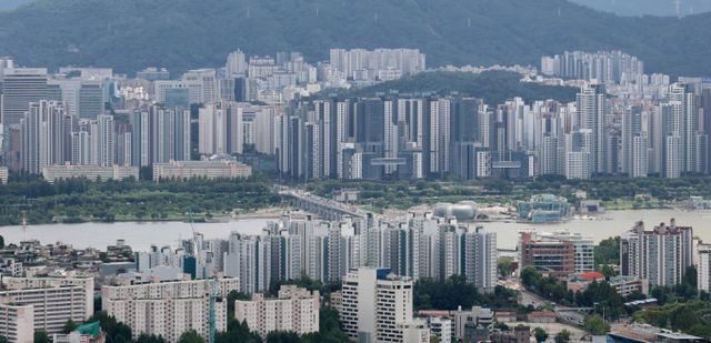 삼성물산 건설부문이 신반포4차아파트 재건축 사업의 우선협상대상자로 선정되면서 시공권 수주가 유력해졌다. 사진은 서울 중구 남산에서 바라본 반포 아파트 단지 모습. /사진=뉴스1