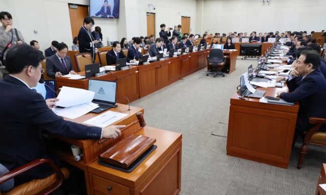 18일 오전 서울 여의도 국회에서 열린 기획재정위원회 전체회의에서 송언석 위원장이 이른바 'K칩스법'으로 불리는 조세특례제한법 개정안 등 안건을 의결하고 있다./사진=뉴시스 