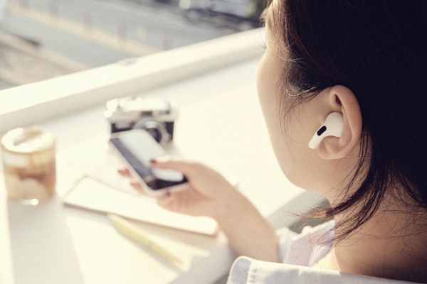 '노이즈 캔슬링' 이어폰이나 헤드폰이 청력 장애는 물론 뇌 손상을 유발할 수 있다는 전문가 경고가 전해졌다. 사진은 기사의 이해를 돕기 위한 자료 사진. /사진=이미지투데이