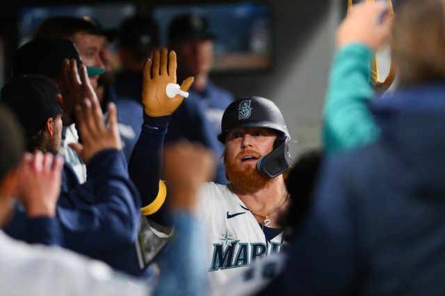 알렉스 브레그먼 영입에 실패한 시카고 컵스가 저스틴 터너와 계약했다. 사진은 2024시즌 시애틀 매리너스에서 활약한 저스틴 터너의 모습. /사진=로이터